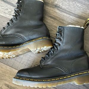 DR MARTEN fleece lined leather boots in like new condition